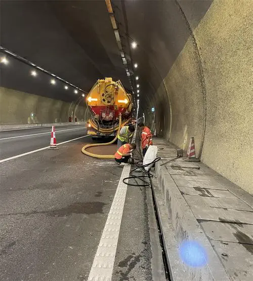 怀仁隧道排水渠清淤